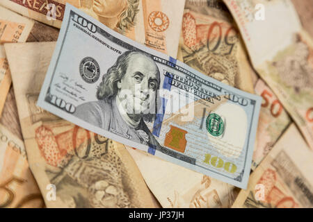 Hinweis von 100 Dollar auf 50 Reais Notizen Stockfoto