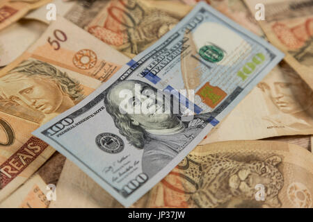 Hinweis von 100 Dollar auf 50 Reais Notizen Stockfoto