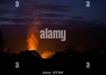 Haus in Flammen, Feuer, die gerade erst anfangen und Dienstleistungen nicht noch Res Stockfoto