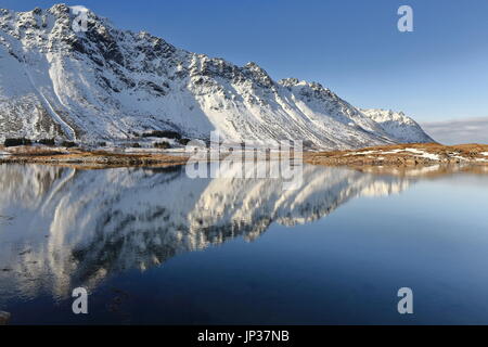 Blick auf NE.from Gimsoybrua Brücke-Gimsoystraumen Meerenge trennt Austvagoya und Gimsoya Inseln. Svarttinden-Barstrandfjellet-Barstrandtinden-Halterungen Stockfoto