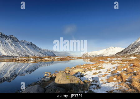 Blick auf NE.from Gimsoybrua Brücke-Gimsoystraumen Meerenge trennt Inseln Austvagoya mit Barstrandfjellet-Barstrandtinden mts.and Gimsoya mit Vassily Stockfoto