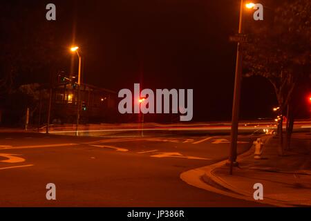 Langzeitbelichtung der Straßen fangen Autolichter als Streifen. Stockfoto