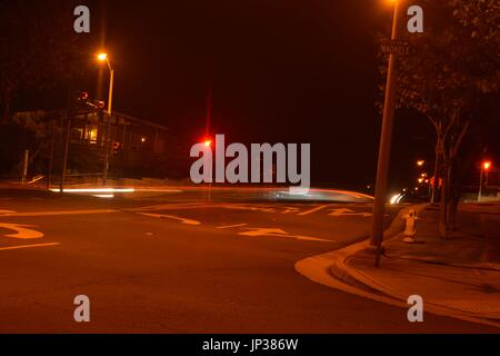 Langzeitbelichtung der Straßen fangen Autolichter als Streifen. Stockfoto