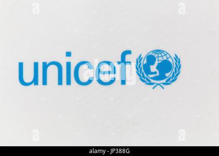 Villefranche, Frankreich, 11. Juni 2017: Unicef-Logo auf einem Panel. Stockfoto