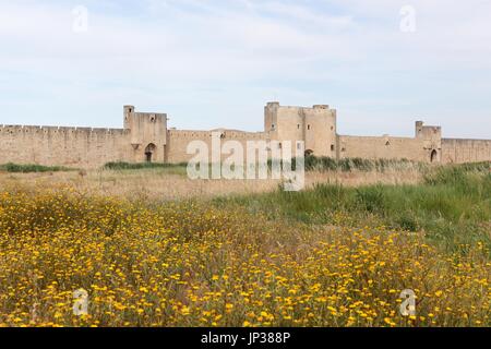 Historischen Türmen und Mauern in der Stadt Aigues-Mortes, Frankreich Stockfoto