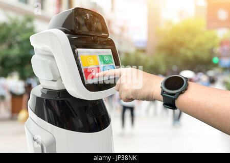 Robotik Trends Technik und Robo Berater Konzept. Autonome Assistent Navigator Richtung Roboter in Stadt und Finger verwenden. Stockfoto