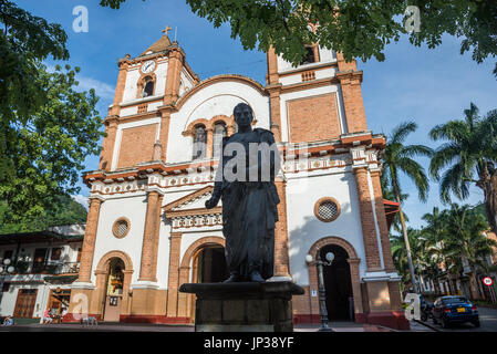 Statue von Simon Bolivar vor der Kirche in der Mitte der historischen Kleinstadt Bolivar, Kolumbien, Südamerika Stockfoto