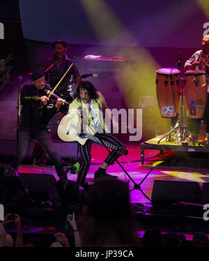 Eugene Hutz, Frontmann der Band Gogol Bordello, tritt mit Bandmitgliedern auf der Bühne beim Artscape Festival in Baltimore am 22. Juli auf. Stockfoto