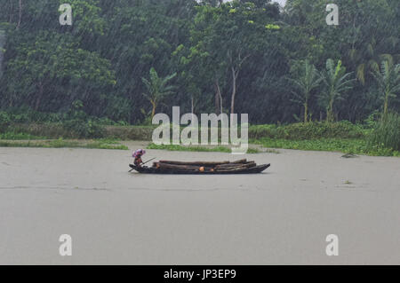 Bootsmann am Fluss Kirtankhola im Regen, Barisal, Bangladesch Stockfoto