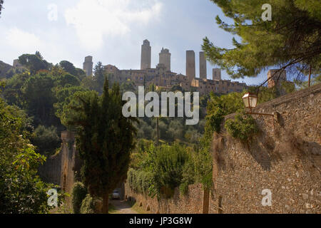 Blick auf die Türme von San Gimignano aus über Bagnaia nur außerhalb der Stadtmauern, Provinz Siena, Toskana, Italien Stockfoto