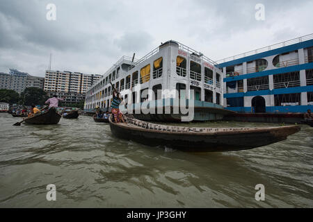 Fährmänner und ihre Ruderboote am Fluss Buriganga, Dhaka, Bangladesch Stockfoto