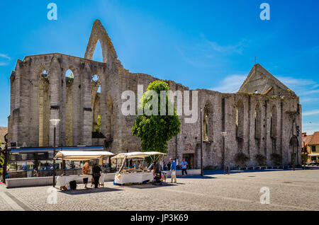 Saint Karins Kirchenruine befindet sich neben dem Hauptplatz in Visby. Stockfoto