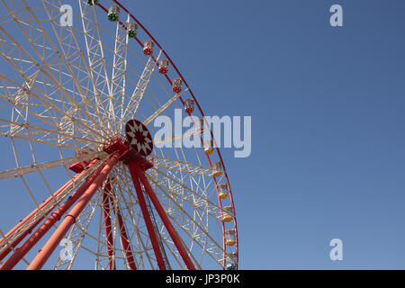 Karneval-Riesenrad mit sauberen Himmel mit leeren Raum Nahaufnahme Schuss von der Hälfte ein Riesenrad Textfreiraum Stockfoto