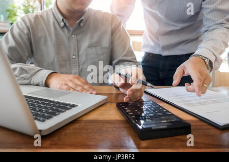 Administrator Business Mann finanzielle Inspektor und Sekretär, Bericht, Berechnung oder Überprüfung Gleichgewicht. Interne Revenue Service-Inspektor-Belegung Stockfoto