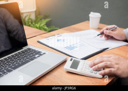 Administrator Business Mann finanzielle Inspektor und Sekretär, Bericht, Berechnung oder Überprüfung Gleichgewicht. Interne Revenue Service-Inspektor-Belegung Stockfoto