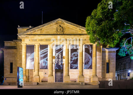 Adelaide, Australien - 16. April 2017: The Art Gallery of South Australia befindet sich auf der Nordterrasse in Adelaide CBD in der Nacht Stockfoto