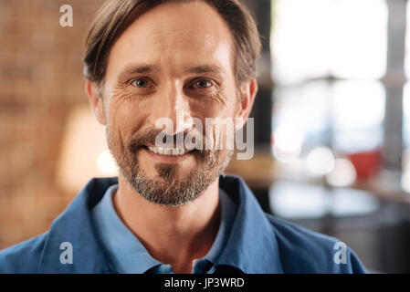 Porträt von schön optimistisch Kurier Stockfoto