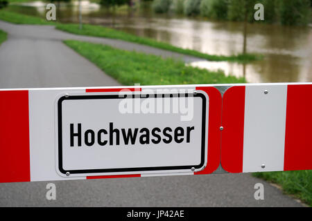 Straße wegen Überflutung gesperrt, liest Zeichen Hochwasser in deutscher Sprache Stockfoto