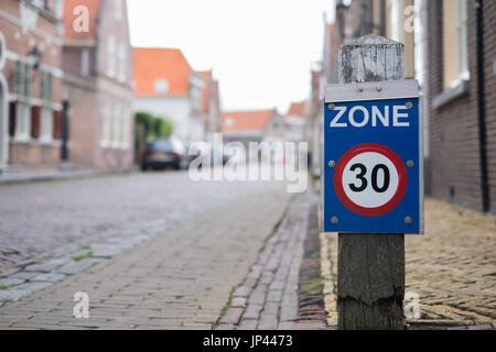 Zeichen-Zone der Höchstgeschwindigkeit 30 Stockfoto