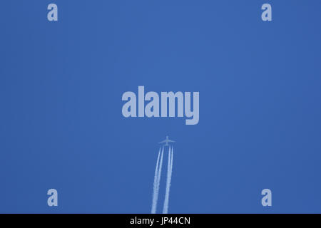 Jet-Flugzeuge im Flug verlassen Kondensstreifen vor blauem Himmel Stockfoto