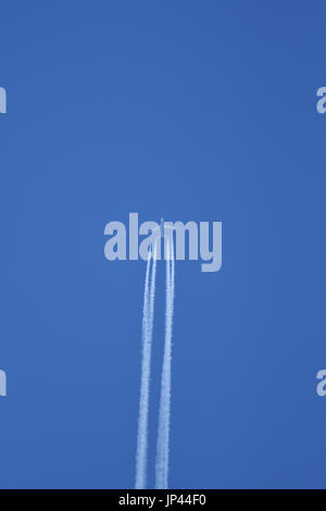 Jet-Flugzeuge im Flug verlassen Kondensstreifen vor blauem Himmel Stockfoto