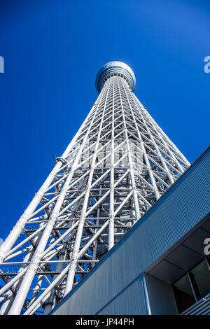 TOKYO, Japan - 13. Mai: Tokyo Skytree von unten, einem berühmten Turm und Wahrzeichen von Tokio Stockfoto