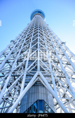 TOKYO, Japan - 13. Mai: Tokyo Skytree von unten, einem berühmten Turm und Wahrzeichen von Tokio Stockfoto