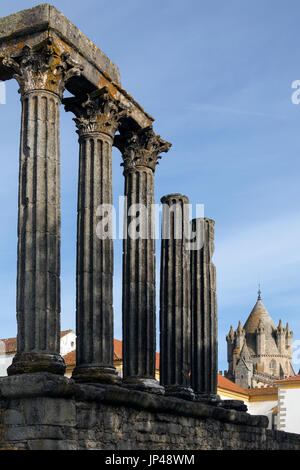 Der Roman Temple in der Stadt Evora in Portugal. Der Tempel stammt aus dem 2. Jahrhundert n. Chr.. Evora ist ein UNESCO-Weltkulturerbe. Stockfoto