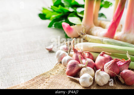 Zwiebeln und Curry auf Holztisch. Stockfoto