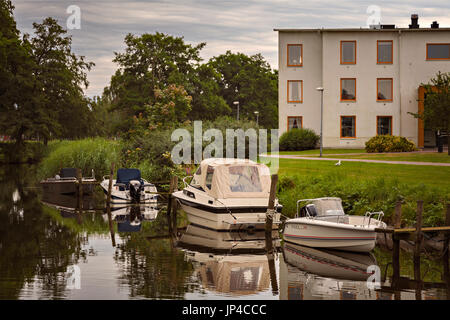 KUNGSBACKA, Schweden - 21. Juli 2017. Boote und Wohnblocks am Fluss. Stockfoto