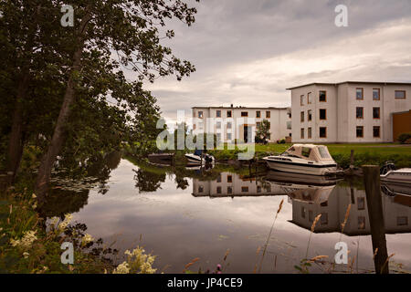 KUNGSBACKA, Schweden - 21. Juli 2017. Boote und Wohnblocks am Fluss. Stockfoto