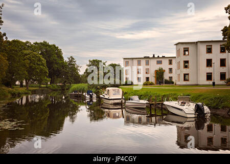 KUNGSBACKA, Schweden - 21. Juli 2017. Boote und Wohnblocks am Fluss. Stockfoto