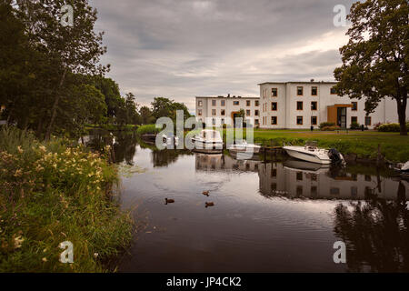 KUNGSBACKA, Schweden - 21. Juli 2017. Boote und Wohnblocks am Fluss. Stockfoto