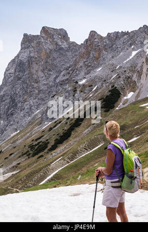 Überquerung der Scharnitzjoch Sattel passieren mit Flecken von Schnee noch auf dem Boden im Sommer, Tirol, Alpen, Österreich Stockfoto