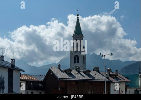 Herbstliche Corso Italia, die Kirche oder Synagoge im Zentrum von Cortina d ' Ampezzo, Dolomiten, Alpen, Veneto, Italien, Europa Stockfoto