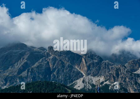 Herbstliche Corso Italia, der herrlichen Bergwelt der Dolomiten in der Nähe von Cortina D'Ampezzo, Dolomiten, Alpen, Veneto, Italien, Europa Stockfoto