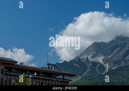 Herbstliche Corso Italia, der herrlichen Bergwelt der Dolomiten in der Nähe von Cortina D'Ampezzo, Dolomiten, Alpen, Veneto, Italien, Europa Stockfoto