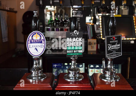 Bier Pumpen in einem lokalen Pub, Sowerby Bridge, West Yorkshire Stockfoto