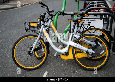 Zwei Fahrräder von Fahrrad, ein Bike-sharing-System, in denen Fahrräder Personen auf einer sehr kurzfristig zur gemeinschaftlichen Nutzung zur Verfügung gestellt werden. Stockfoto