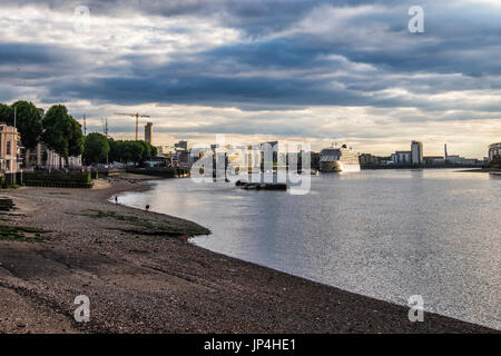 London,Greenwich.MV Viking cruise Liner, touristischen Schiff vor Anker am Thames River mit Wolken bei Sonnenuntergang. Menschen auf exponierten Fluss Bett Strand bei Ebbe Stockfoto