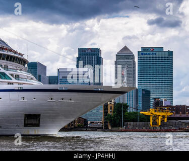 UK, London, MV Viking Sea Kreuzfahrtschiff geht Canary Wharf Banken- und Finanzplatz, als er die Stadt verlässt. Cruise Liner Blätter London. Themse Stockfoto