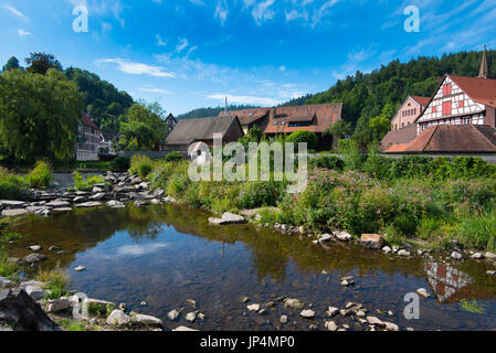 Der idyllische Fluss Kinzig in Schiltach im Schwarzwald Stockfoto