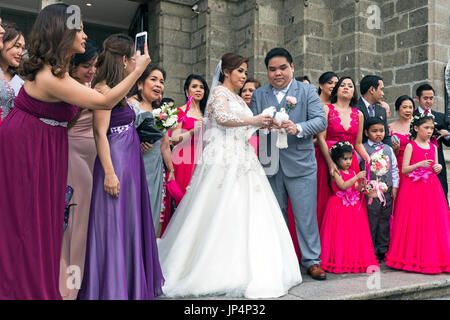 Die philippinischen Hochzeit Party in Manila Cathedral, Intramuros, Philippinen Stockfoto