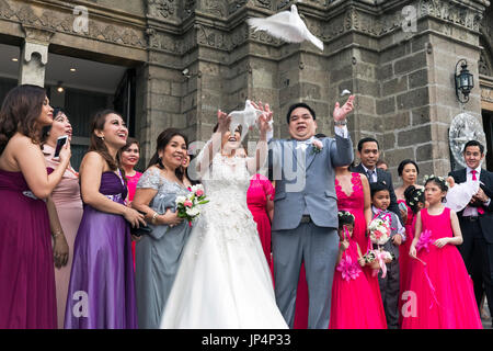 Die philippinischen Hochzeit Party in Manila Cathedral, Intramuros, Philippinen Stockfoto