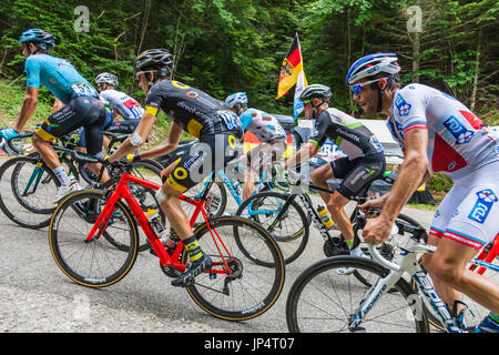 Mont du Chat, Frankreich - 9. Juli 2017: Detailbild einer Gruppe von Radfahrern im Hauptfeld klettern die Straße am Mont du Chat während der Phase 9 Tour d Stockfoto