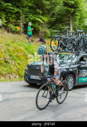 Mont du Chat, Frankreich - 9. Juli 2017: der polnische Radfahrer Rafal Majka Team Bora-Hansgrohe leiden nach einem früheren Unfall ist die Straße am Mo Klettern Stockfoto