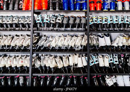 Skischuhe und Schlittschuhe auf Regal im Winter Skiverleih oder shop Stockfoto