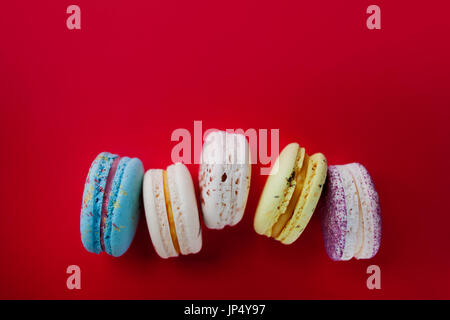 viele schöne Macarons, fünf verschiedenen Geschmacksrichtungen Stockfoto