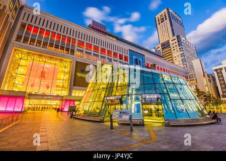 SAPPORO, JAPAN - 19. Oktober 2012: Der Bahnhof Sapporo Exterieur in der Dämmerung. Stockfoto