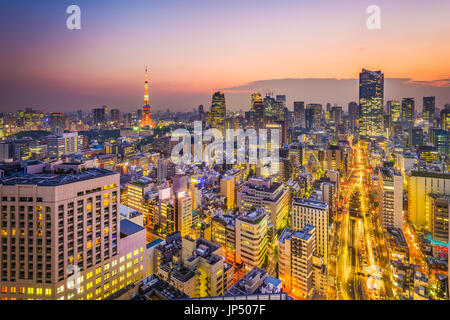Tokyo, Japan-Skyline in der Abenddämmerung.